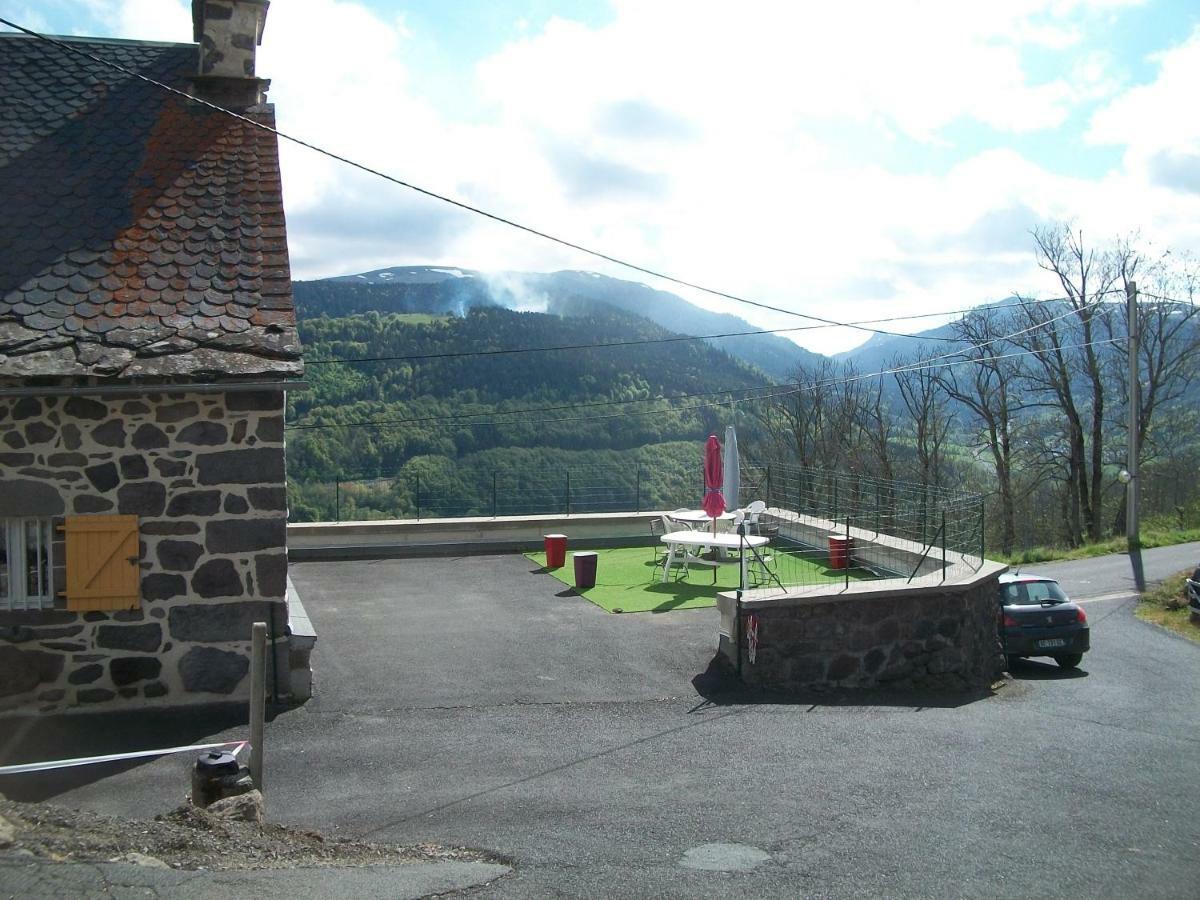 Vacances Au Pied Des Monts Du Cantal Laveissière Exterior foto